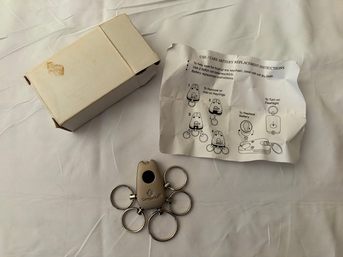 Samoniste Key Chain With 5 Key Rings and Light